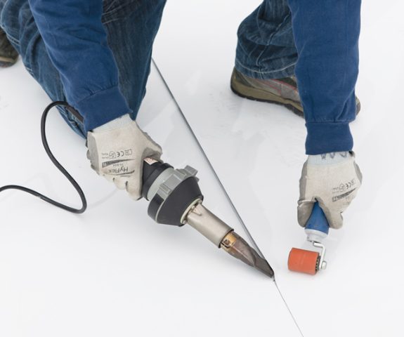 Heat-welding a seam on a single-ply roof membrane